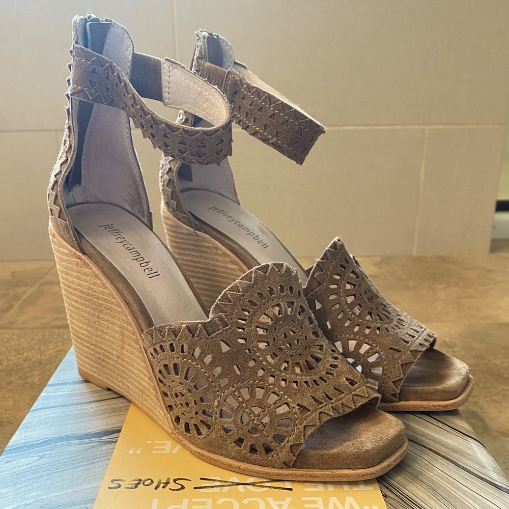 EUC Jeffrey Campbell Del-Sol-H wedge, taupe suede